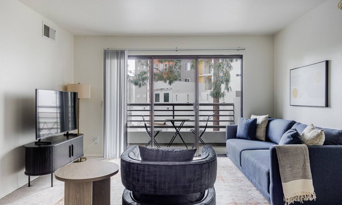 Studio City Apartment | Blueground | Studio City, pool & w/d, nr Universal