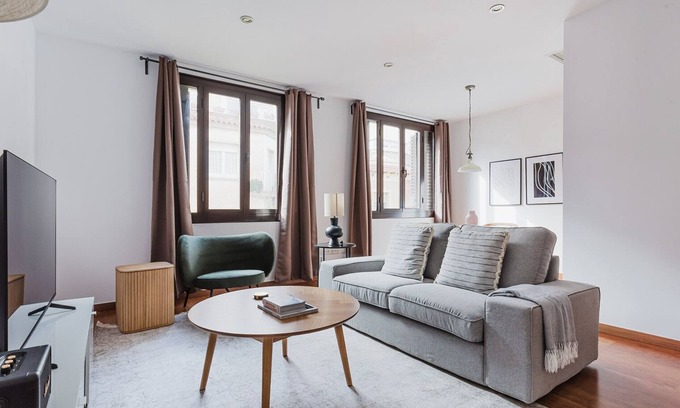 Les Tres Torres Apartment | Blueground | Vila de Gràcia 2bd apartment