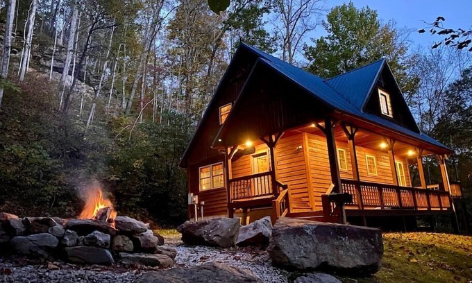 Slade Cabin | Blues Moon RRG - Hot tub, wifi, foosball table!