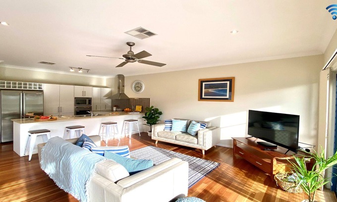 Boat Harbour House | Bluey's Lodge - ideally located family entertainer, close to One Mile Beach