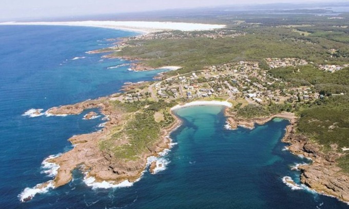 Boat Harbour House | Bluey's Lodge - ideally located family entertainer, close to One Mile Beach