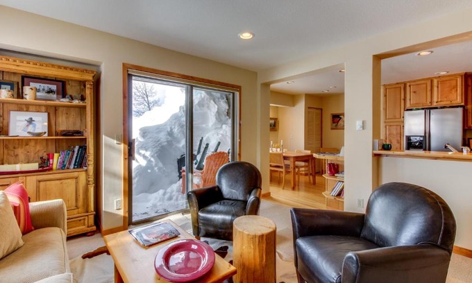 Elkhorn Village Apartment | Bluff Mountain Charmer