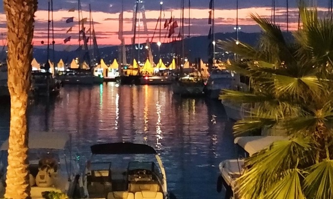Cannes City Centre Boat Rental | Boat at the quay on the CROISETTE CANNES