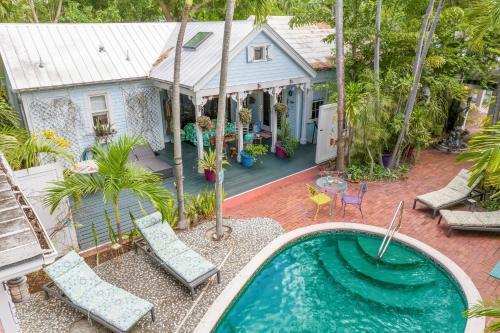 Key West Historic District House | Boat House by AvantStay Character Cottage Central Location w Shared Pool Month Long Stays