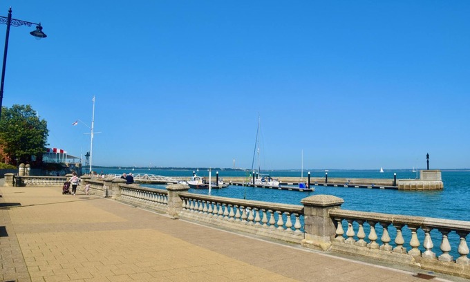 Cowes Apartment | Boat House Located in the Sailing Mecca of Cowes