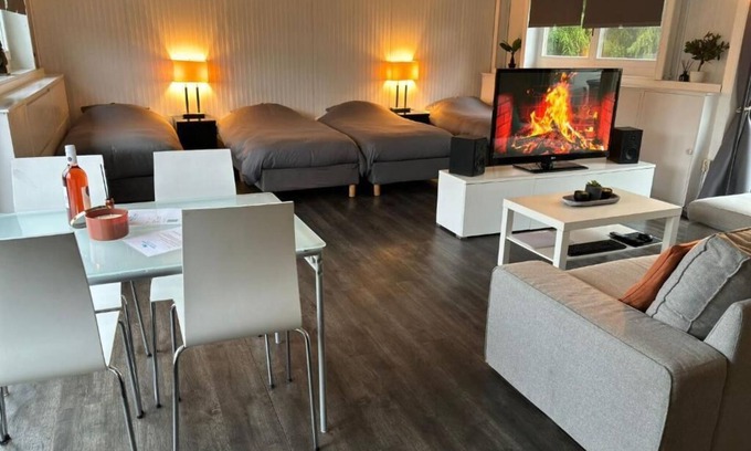 Slotervaart Bed & Breakfast | Boathouse Amsterdam with bikes