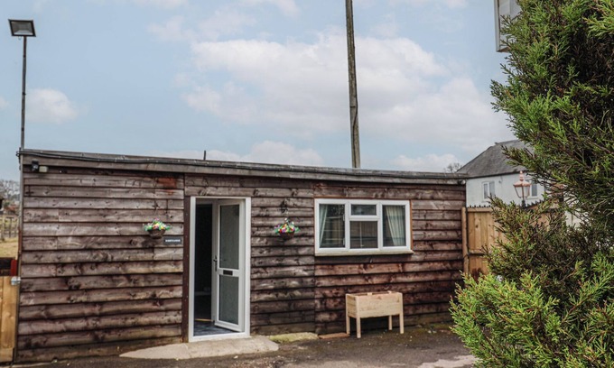 Chard Cottage | BOBBY'S LODGE, pet friendly, with a garden in South Chard