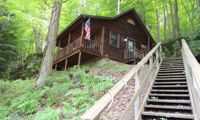 Logan Cabin | Boch Hollow Cabin surrounded by Hocking Hills Nature Preserve