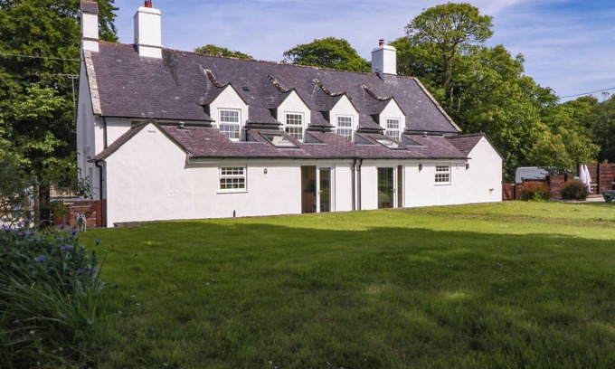 Rhoscolyn House | BODIOR GARDEN COTTAGE, pet friendly, with hot tub in Rhoscolyn