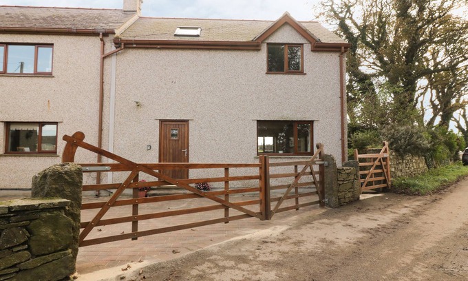 Llanerchymedd Cottage | BODNEITHIOR, family friendly, with a garden in Llanerchymedd