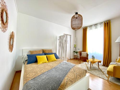 Sens Apartment | Bohemia - By BEST KEYS - Idéal Pro & Couple - Cosy - Centre Ville - SMART TV - Machine à Café Nespresso - Netflix & WiFi Fibre - Check-in Autonome - Parking Facile & Gratuit - Confort & Équipements Premium