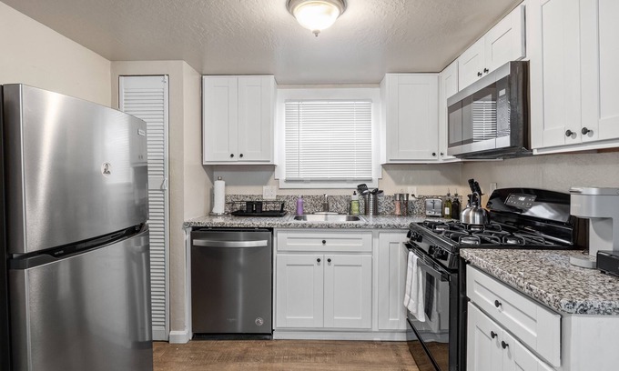 Sacramento Apartment | Bohemian and Cat themed/Close to MT Sac | Laundry
