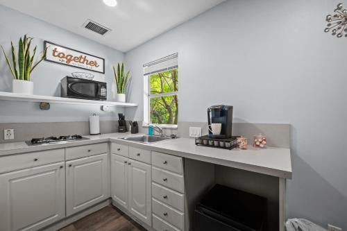 Neartown Apartment | Bohemian Loft Near River Oaks and Greenway Plaza