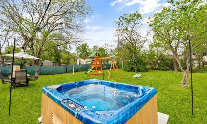 Central Arlington Cottage | Boho Cottage. Hot Tub. Family Friendly. Walk to AT&T Stadium!