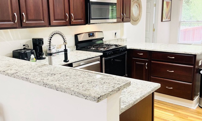 Sylvan Hills House | Boho In The City (10 Mins from Airport & Stadium)