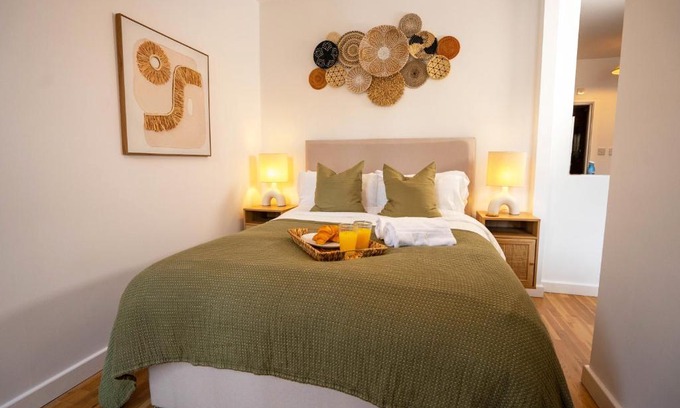 Mill Road Apartment | Boho Style - KING BED, Central, Super FAST Wi-Fi