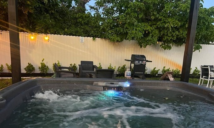 North Miami Villa | Boho-Theme, Hottub to die for, Bar Harbour, BBQ, 15 min Beaches, Pet friendly