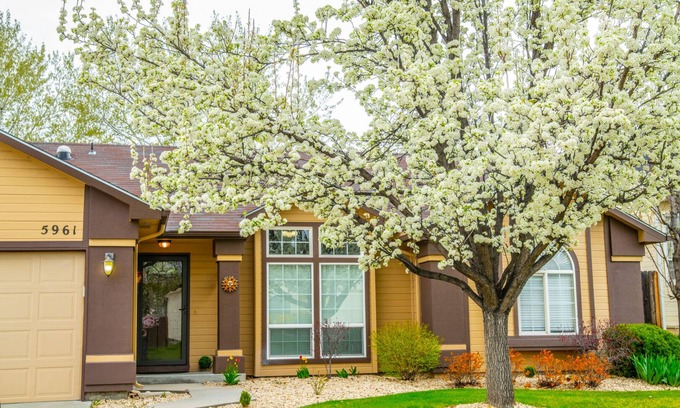 Southeast Boise House | BOISE BICYCLE COTTAGE - Enjoy Foothills, close to Boise River & Downtown