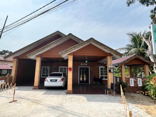 Kampung Permatang Tinggi House | Bola-Bola DHomestay