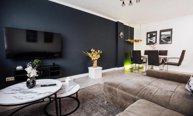Heide Apartment | bold & black - balcony - Netflix - Wifi - 5 Person