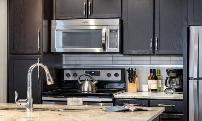 Downtown Dallas Apartment | Bold CozySuites w/pool, gym, roof #3