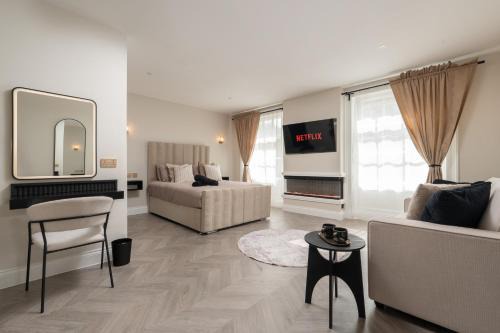 RopeWalks Apartment | Bold St Modern Fireplace Heart Of The City
