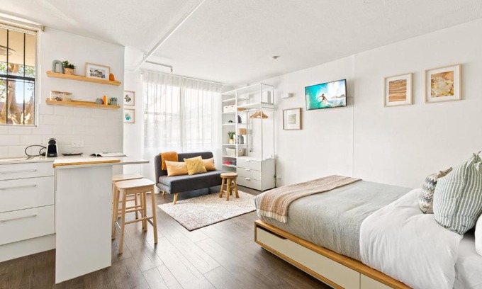 Bondi Apartment | Bondi Studio with Rooftop Pool & Beach Views