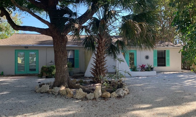 Bonita Shores Apartment | Bonita beach duplex . West of 41 Available May to December 31, 3 week minimum
