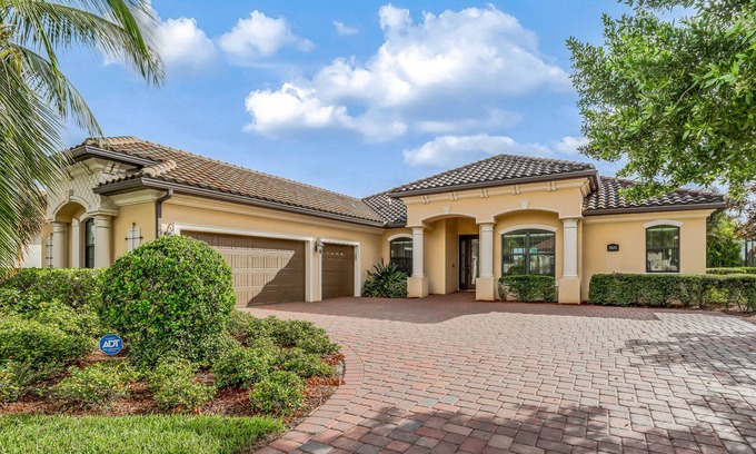 Bonita Springs House | Bonita National dog-friendly home with a lanai, pool, pool spa, and home office