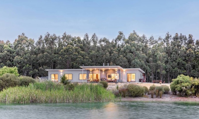 Wilyabrup House | Bonnie and Piper Lakeside and Wine Country Living