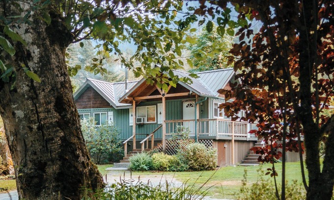 Gold Bar Cottage | Bonny Fern Cottage below majestic mountain peaks, pet friendly, WiFi, hot tub