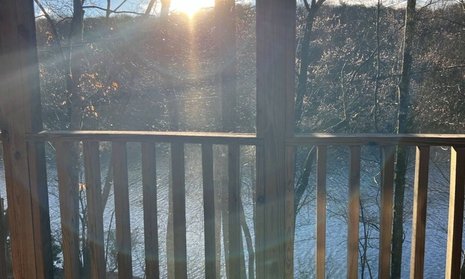 Cleveland Cabin | Boo Boo's Cabin - Charming Lake Front Cabin located 5 miles to Helen, GA!