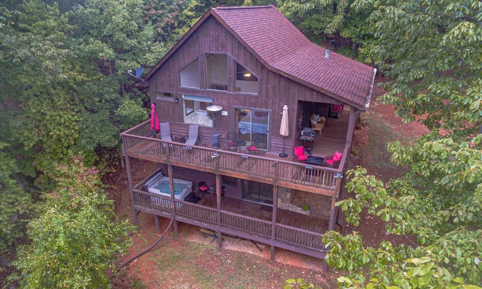 Cleveland Cabin | Book 2 Nights Get 1 FREE. 10 MINUTES FROM HELEN WATER TUBING.