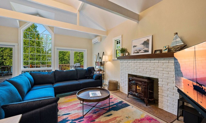 Ephraim House | Book August 11 today! Large Private Yard | Walk to Sunsets & Fish Boils