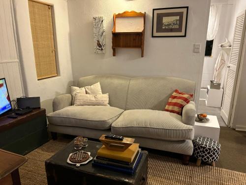 Greater Johannesburg Metropolitan Area Apartment | Book Cottage