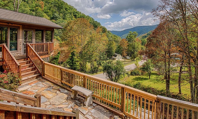 Maggie Valley Cabin | Book Now for 2024~ Luxury Lodge ~ Creek & Mountain View