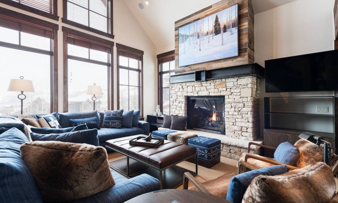 North Park City Cottage | Book Now for Winter! Chic cottage, Silver Star #40, with funicular to slopes and private hot tub