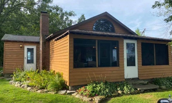 Little Sturgeon Cabin | BOOKING 2025 NOW WATERFRONT- ISLAND LIKE-SCREEN PORCH-SUNRISE-SUNSETS-FIRE PIT