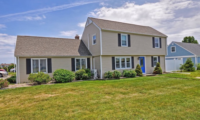 Eastward Look House | Booking 2026 Spacious 5-bdrm house Private Backyard, Free Beach Parking