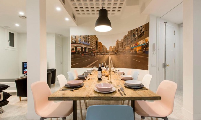 Embajadores Apartment | Bookinmadrid com - Cascorro Sq 18 pax