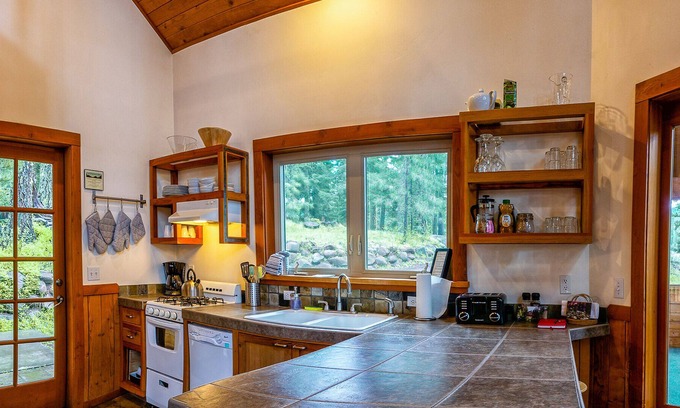 Ashland Cabin | BookStayHop - #1C Pilot Rock ~ Green Springs Cabins ~ Jacuzzi Tub ~ Kitchen ~ Do