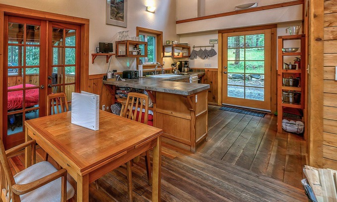 Ashland Cabin | BookStayHop - #1D Hobart Peak ~ Green Springs Cabins ~ Jacuzzi Tub~ Kitchen~ Do
