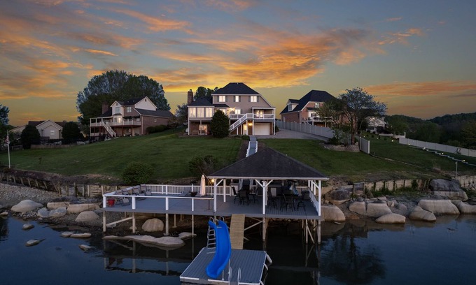 Piney Flats House | Boone Lake Haven with kayaks