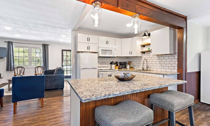 Boone Cottage | Boone Vacation Rental w/Private Hot Tub & Deck