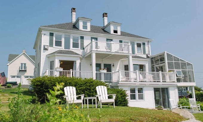 Boothbay Harbor Hotel | Boothbay Harbor King Suite – Room 11 at Admiral's Quarters Inn