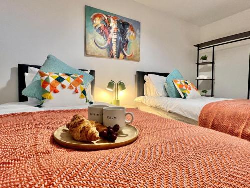 Crawley Apartment | Borage House- Spacious & Stylish 3BR 18 min from Gatwick Airport, CRAWLEY