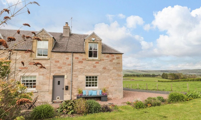 Jedburgh Cottage | BORDERS COTTAGE, pet friendly, character holiday cottage in Jedburgh