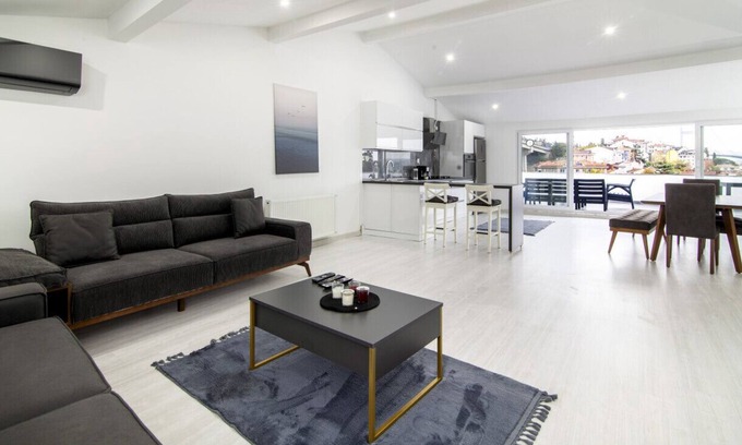 Besiktas Villa | Bosphorus Terrace Flat 4 Min to Ortakoy Sq