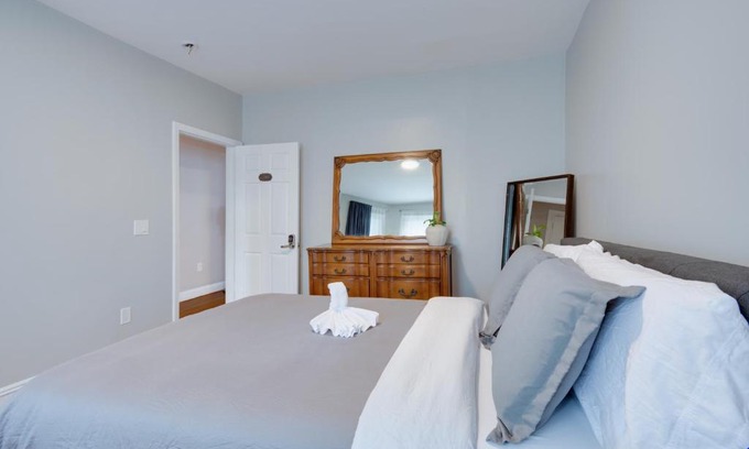 Jones Hill Apartment | Boston Three Bedroom Apartment