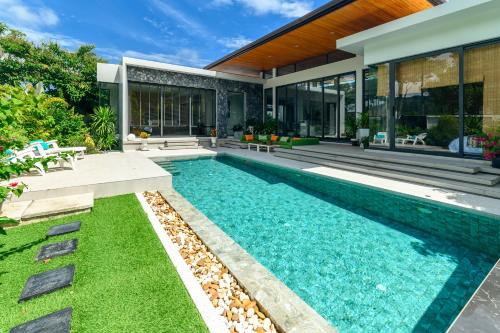 Si Sunthon Villa | Botanica Modern Loft by RESAVA